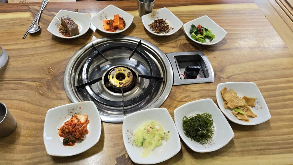 남해 멸치쌈밥 삼동면 맛집 동천식당 남해본점 상차림